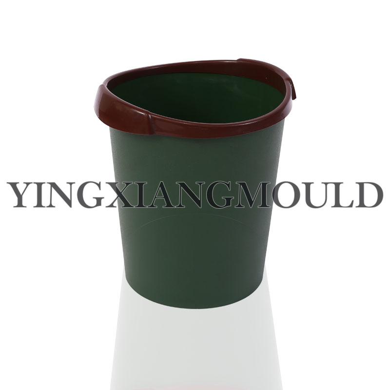 Gran contenedor de basura sin tapa