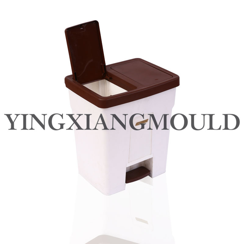 Contenedor de basura accionado con el pie