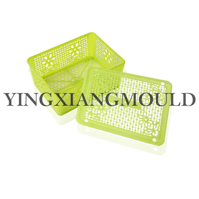 Cesta de frutas cubierta de flores