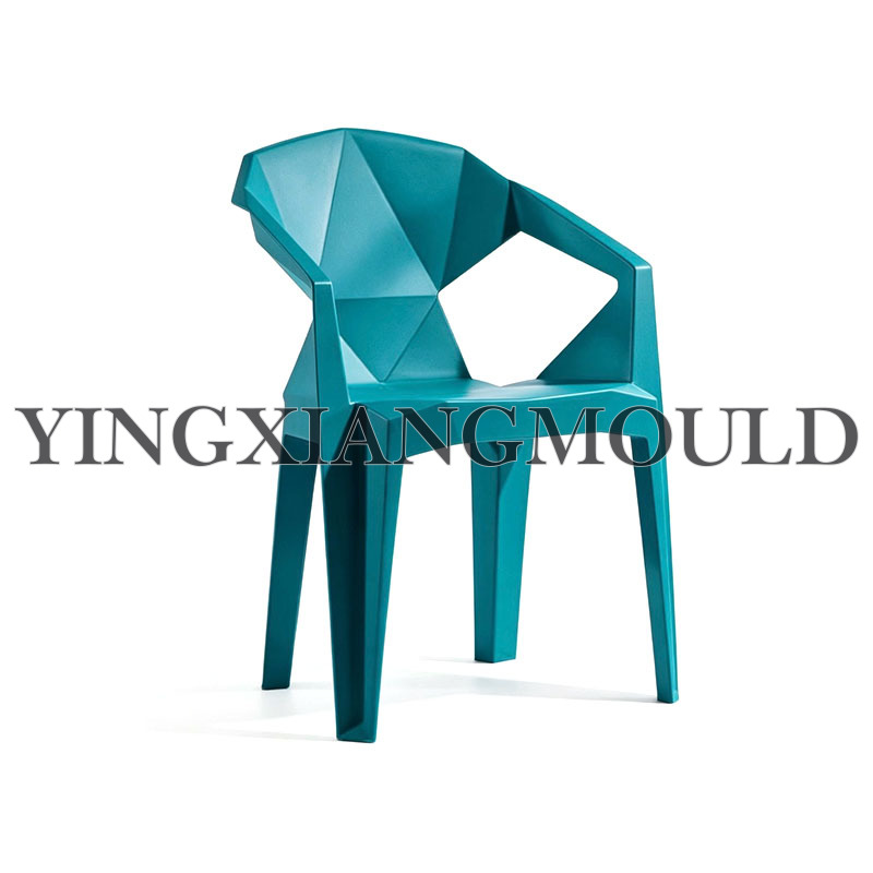 Silla con respaldo geométrico